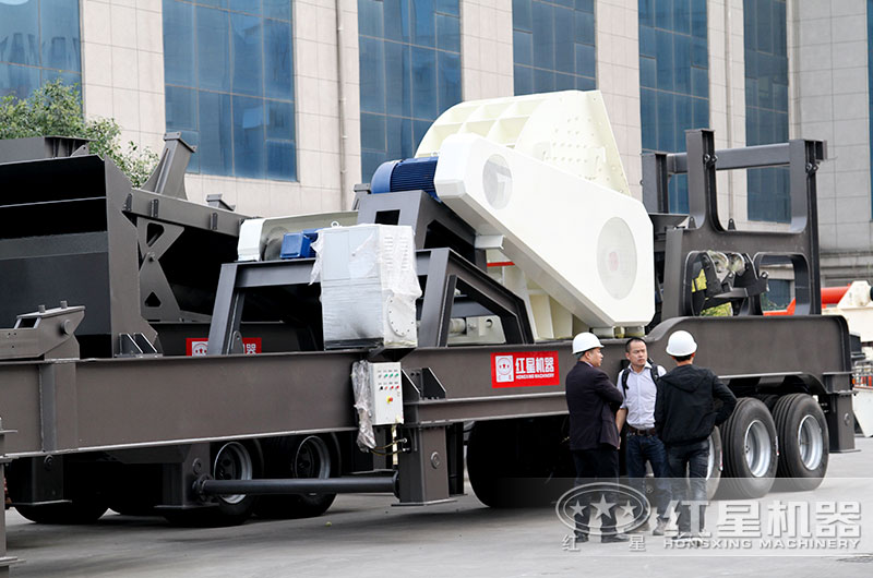 山东济南用户来厂考察选购大型移动粉碎机