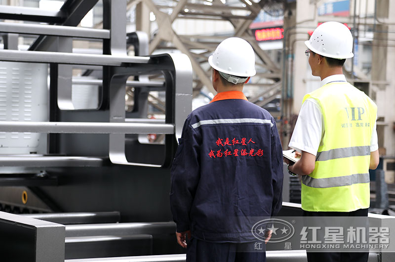 红星工程师在做质量检测与数据对比