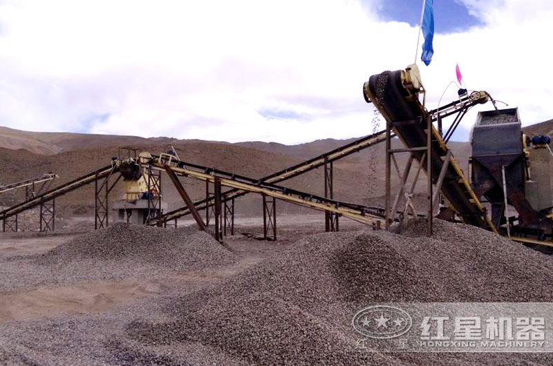 10万的破碎石头机生产现场