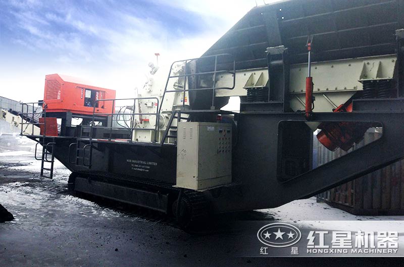 俄罗斯生产现场配置的二级破碎设备履带式反击粉碎机