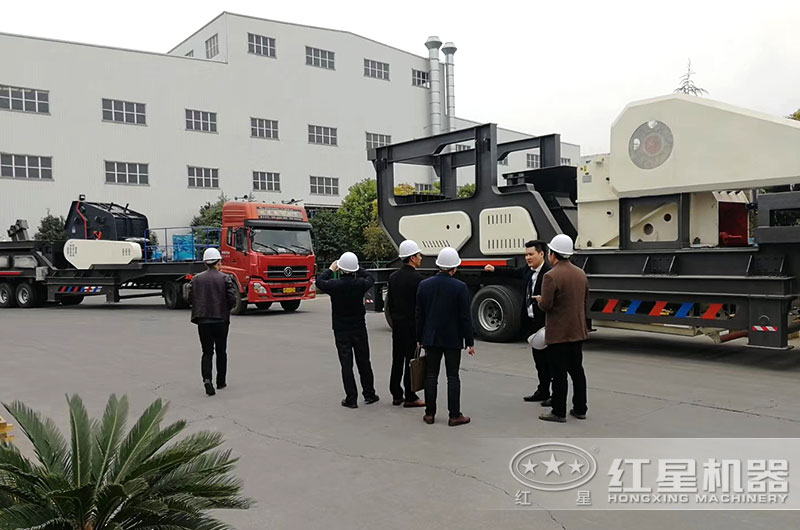客户来厂考察移动粉碎机