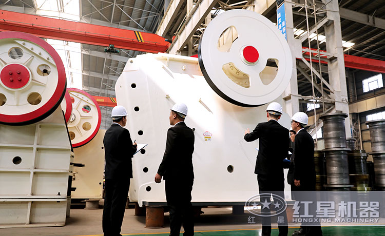 客户来厂参观大型颚式破碎机