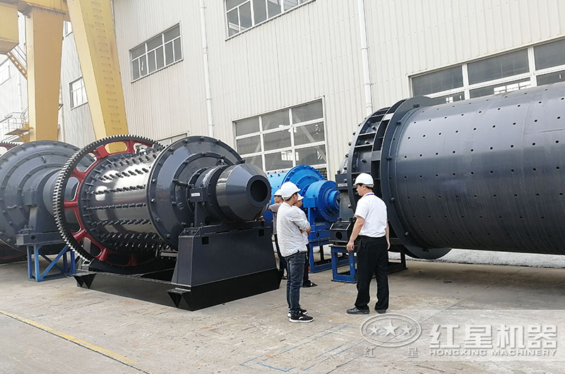 客户来厂考察球磨机