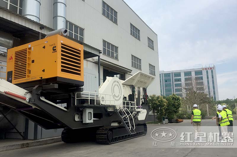 客户来厂考察履带建筑垃圾破碎站