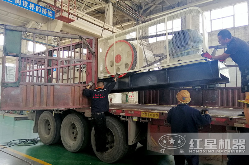 河南红星对辊式制砂机又发货啦！