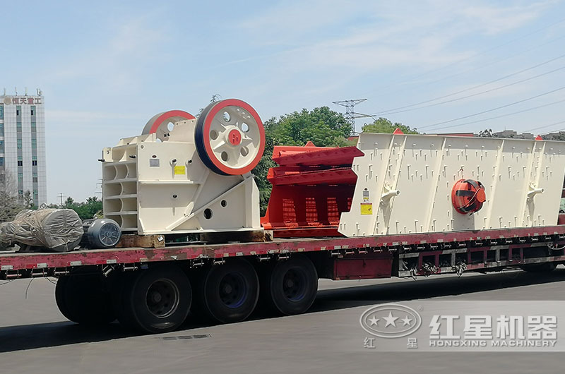 客户订购的颚式破碎机装车现场