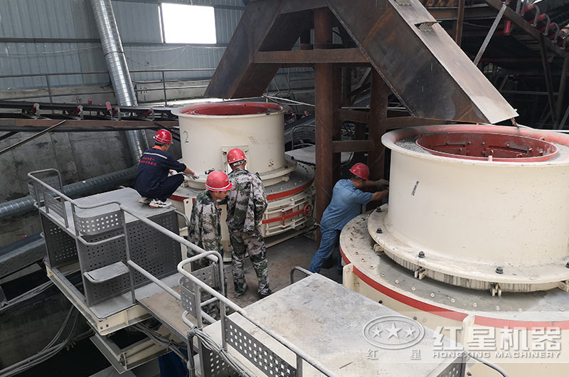 红星技术师在用户现场安装调试磨沙设备中